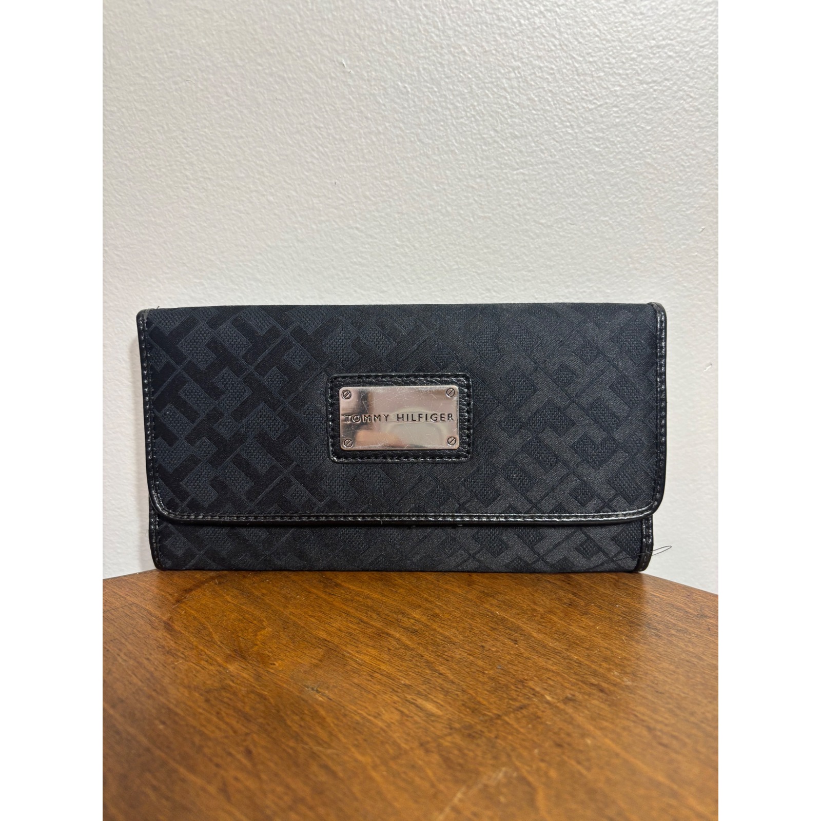 Tommy Hilfiger Black Monogram Trifold Wallet Snap Closure Zip Pocket Organizer